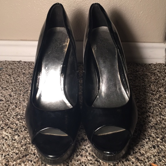 5in Black heels - Picture 3 of 4