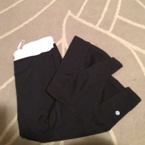 Black Lululemon legging crop.