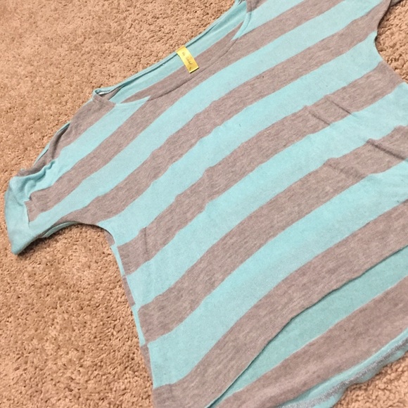 Bee Stitched women's small shirt. Blue/gray. - Picture 3 of 3