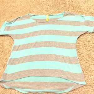 Bee Stitched women's small shirt. Blue/gray.