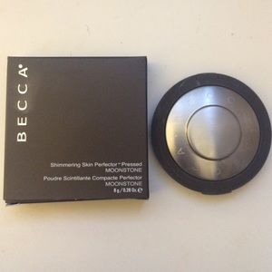 BECCA HIGHLIGHT IN MOONSTONE