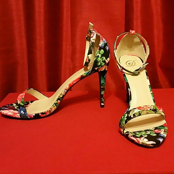 Flirty Floral Print Pumps