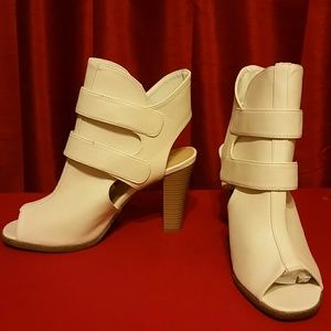 *New* Cute & Comfy Pumps with adjustable Straps