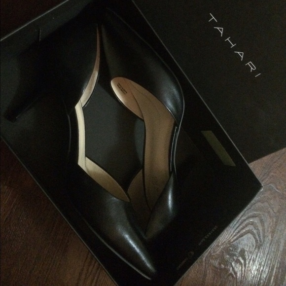 NWOT Tahari Coco Leather Pumps
