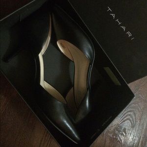 NWOT Tahari Coco Leather Pumps