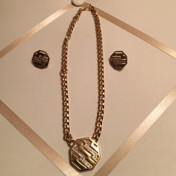 Necklace and earrings set