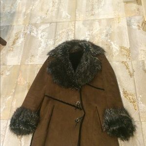 Faux fur and suede collar cuffs look like Fox Fur.