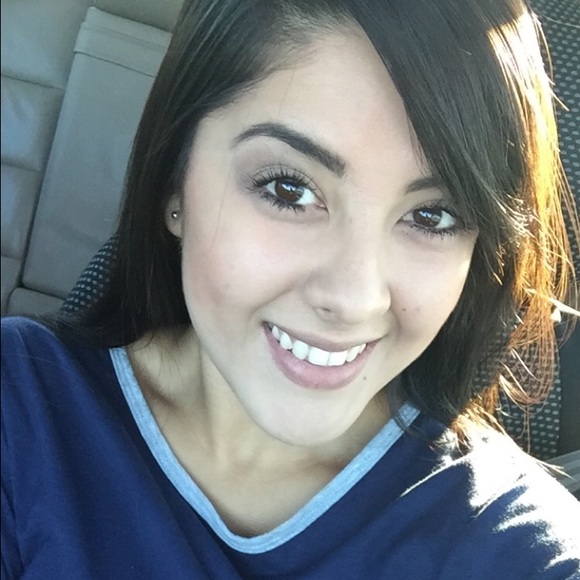 Meet your Posher, Claudia - Picture 1 of 1