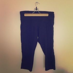 Black Lululemon cropped workout pants.