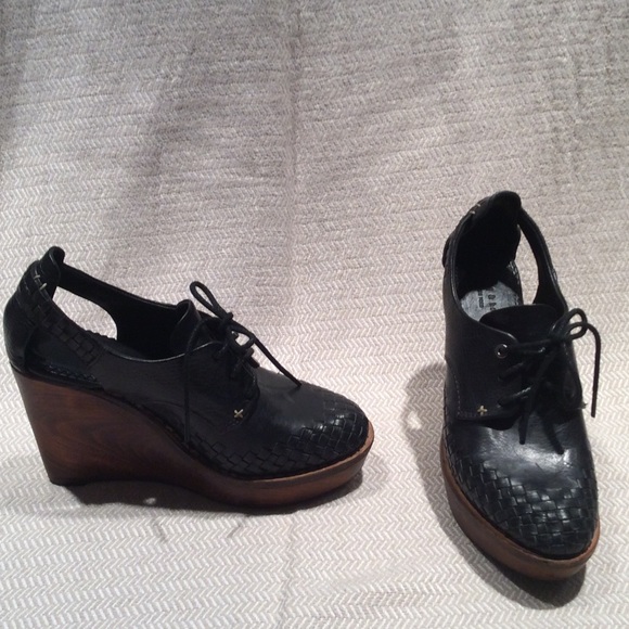Wood wedge shoes