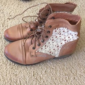 Steve Madden booties tan with white lace