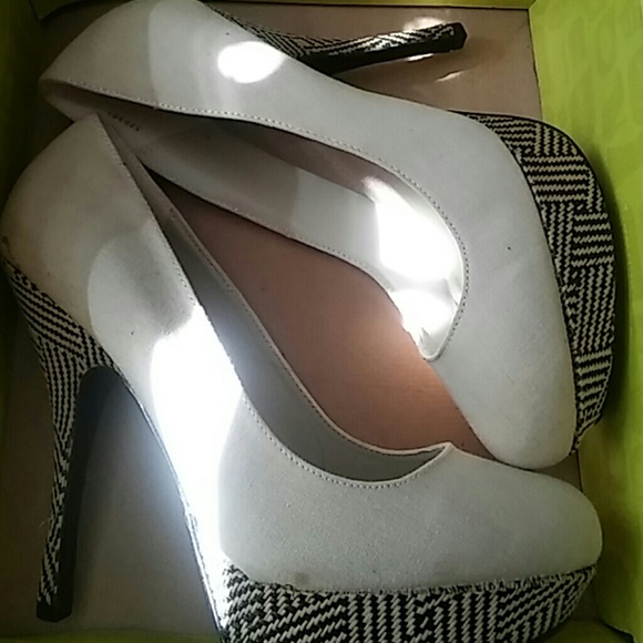 Beige heels - Picture 2 of 2