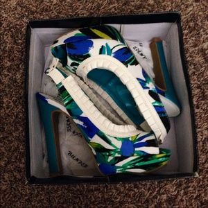 Peep toe bumper heels