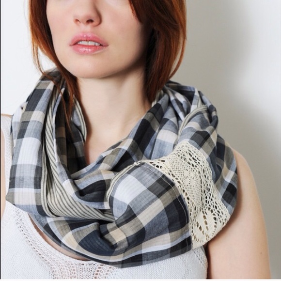 Boutique Accessories - 🚨PRICE FIRM Navy Patterned Infinity Scarf