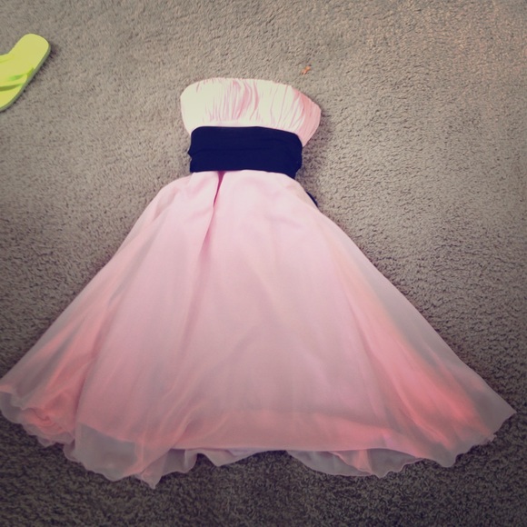 Knee-length, strapless,pink dress