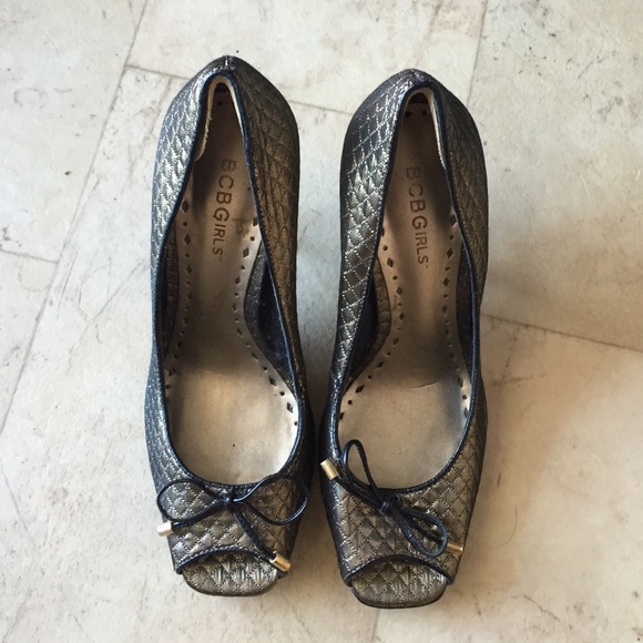 BCBG Gold quilted 7.5M heels