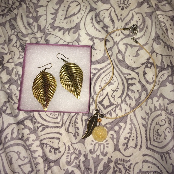 Beautiful boxed "leaf" jewelery set