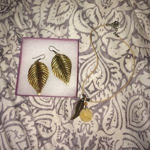 Beautiful boxed "leaf" jewelery set