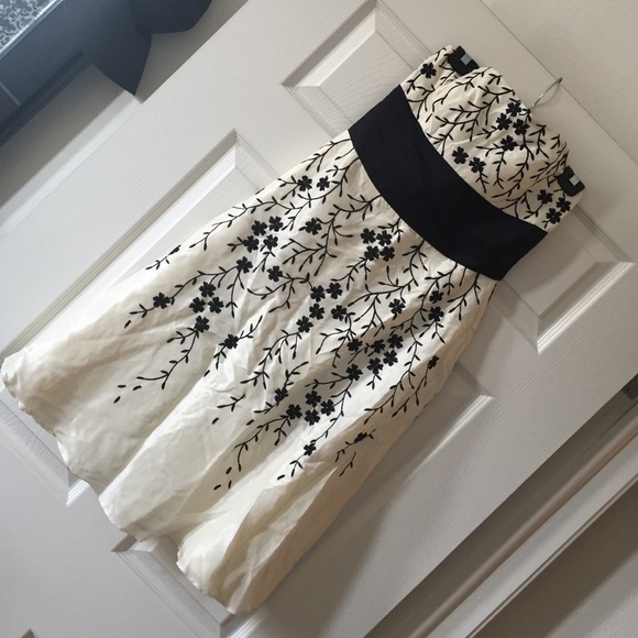 Formal dress - Picture 1 of 3