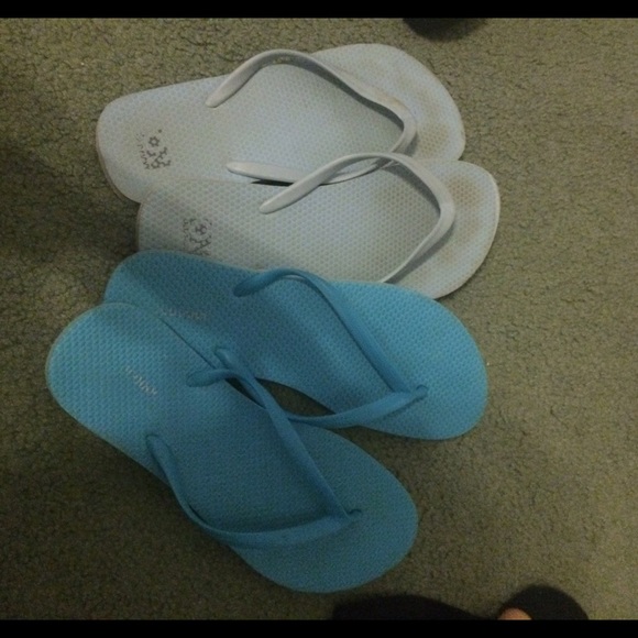 Old Navy blue flip flops