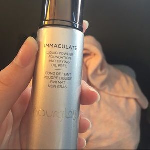 Hourglass immaculate foundation in shell