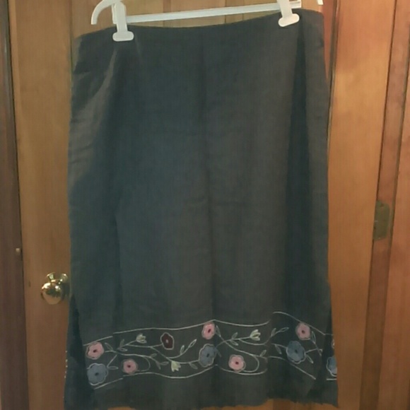 Beautiful Long Grey Skirt with Decorative Flowers - Picture 4 of 4