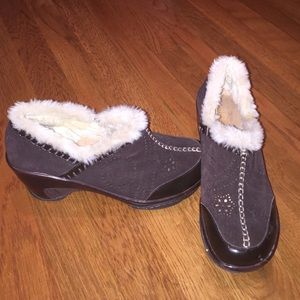 Leather and faux fur clogs