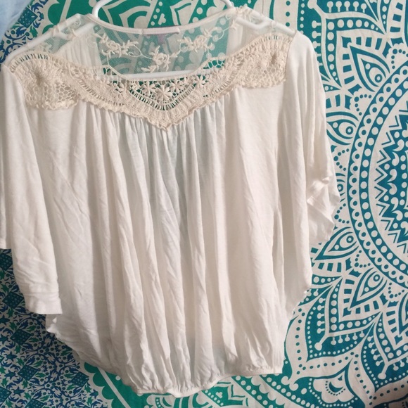 ⚠️️️SOLD⚠️White lace top