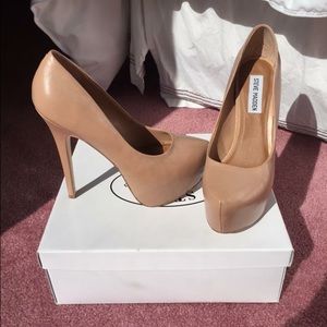 Nude platform pumps