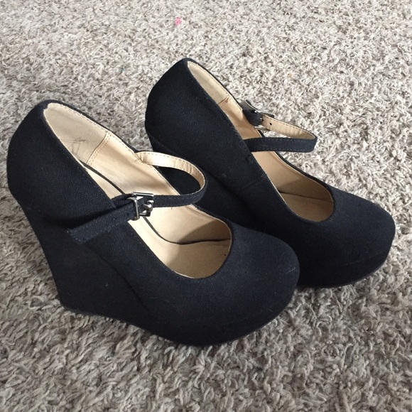 Baby doll round toe, wedge heels.