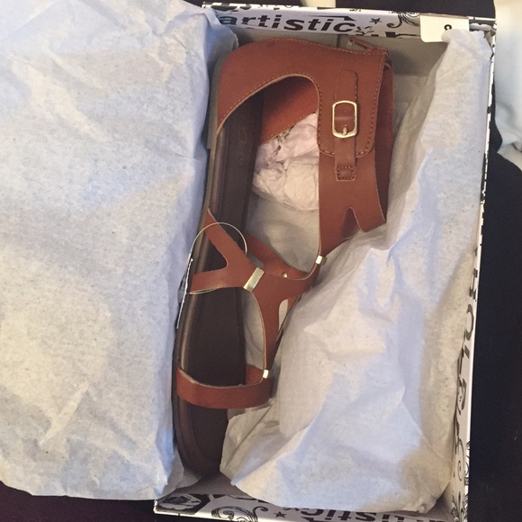 Brown strapped sandals - Picture 2 of 3