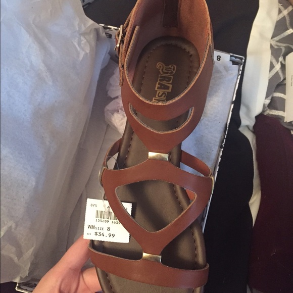 Brown strapped sandals - Picture 3 of 3