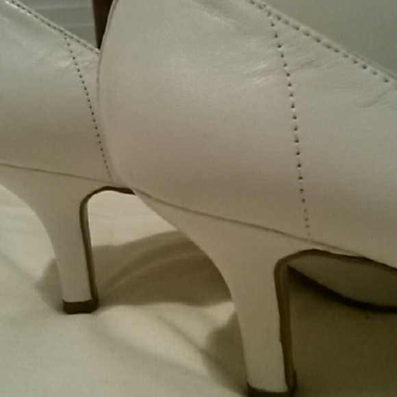 White pump shoe - Picture 2 of 3