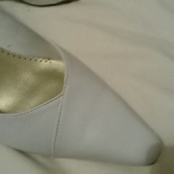 White pump shoe - Picture 3 of 3