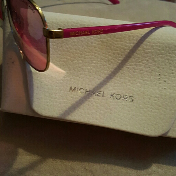 Micheal Kors sunglasses  with case - Picture 3 of 3