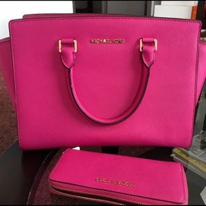 MICHAEL KORS
Selma Handbag & Matching Zip Wallet