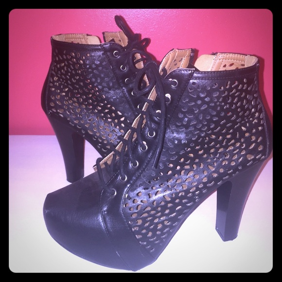 Black heeled booties ❤️