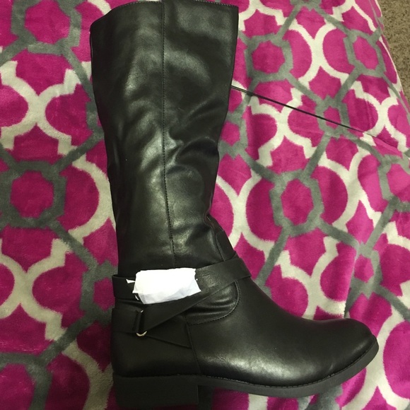 Black boots, size 8