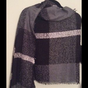 Blanket scarf in 3 color patterns to choose