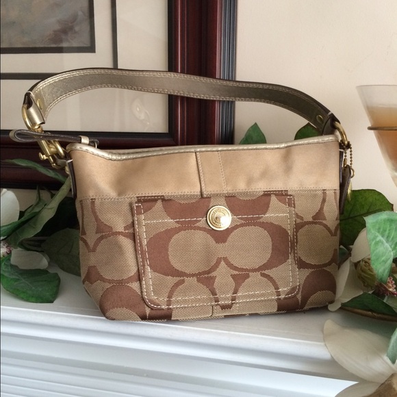 Coach Handbags - 💐🌷🎉Authentic Coach Shoulder Bag💐🌷🎉