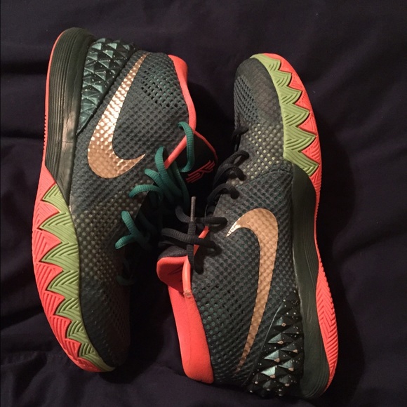Kyrie 1 "Fly Traps"