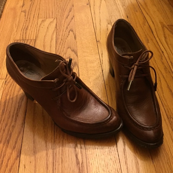 Heeled FRYE leather wallaby