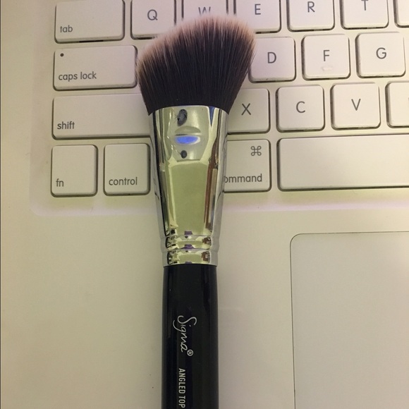 Sigma F84 angled kabuki brush