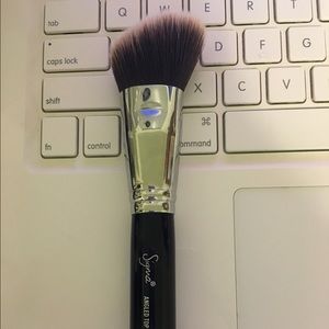 Sigma F84 angled kabuki brush