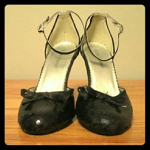 Black sequined pumps