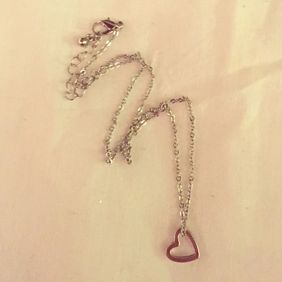 Beautiful silver dainty heart necklace ❤️