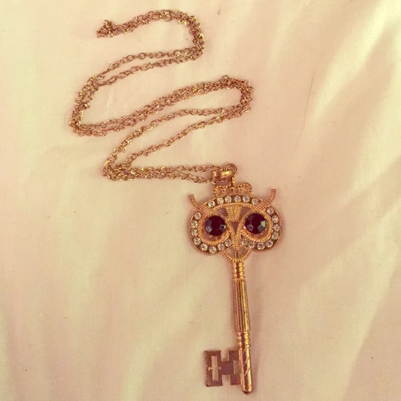 Gold owl/key necklace ❤️