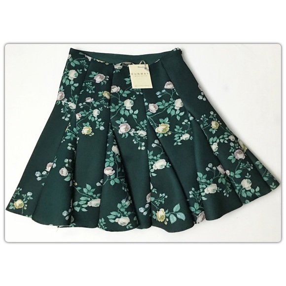 LC Lauren Conrad Dresses & Skirts - 🌼LC Lauren Conrad Runway Scuba skirt