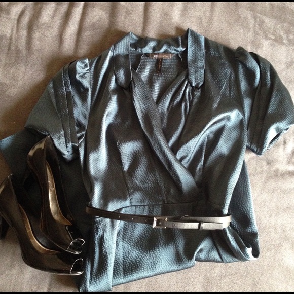BCBGMAXAZRIA chic dress - pleating, belt, deep V - Picture 3 of 5