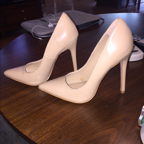 Nude pumps